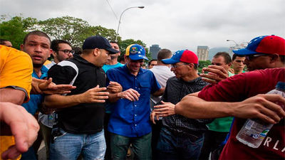 La Policía agrede a Capriles y el chavismo reprime la marcha de la oposición