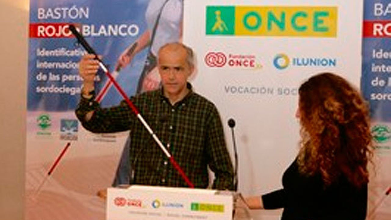 El bastón rojo y blanco para personas sordociegas