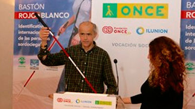 La ONCE adopta el bastón rojo-blanco para identificar a las personas con sordoceguera