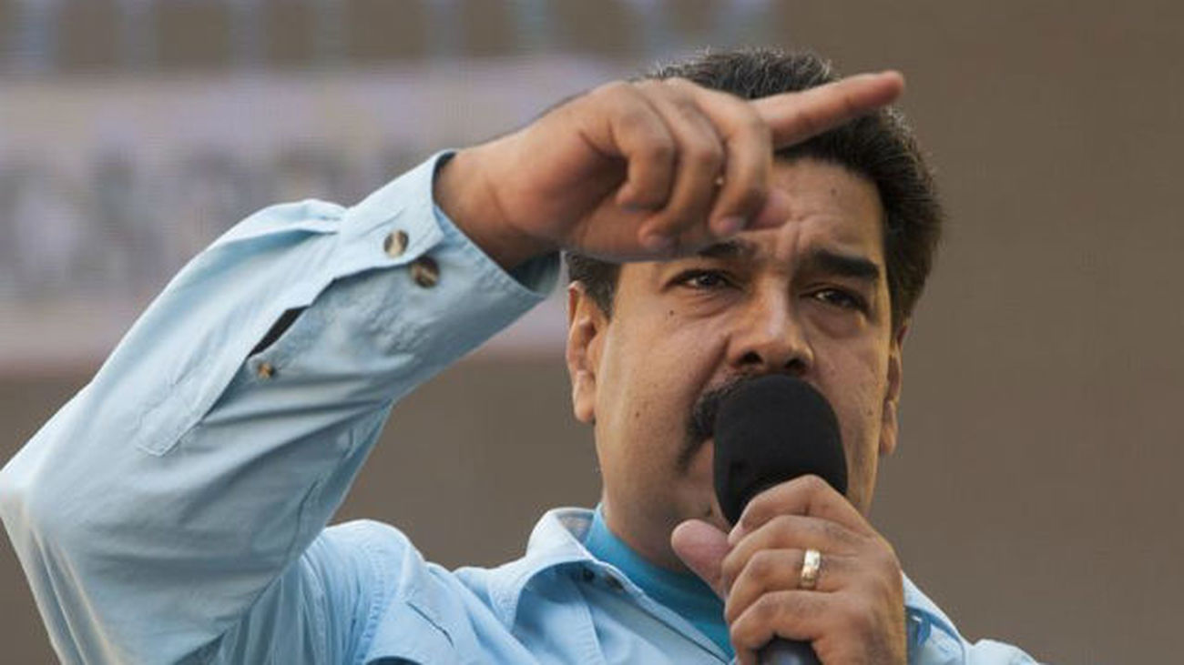 Maduro se protege contra el "golpe" y la  oposición mantiene la presión para revocarlo