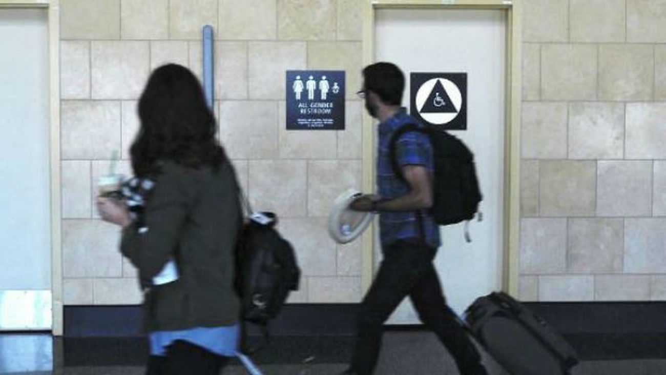 Obama pide que los alumnos transexuales puedan elegir baño en las escuelas