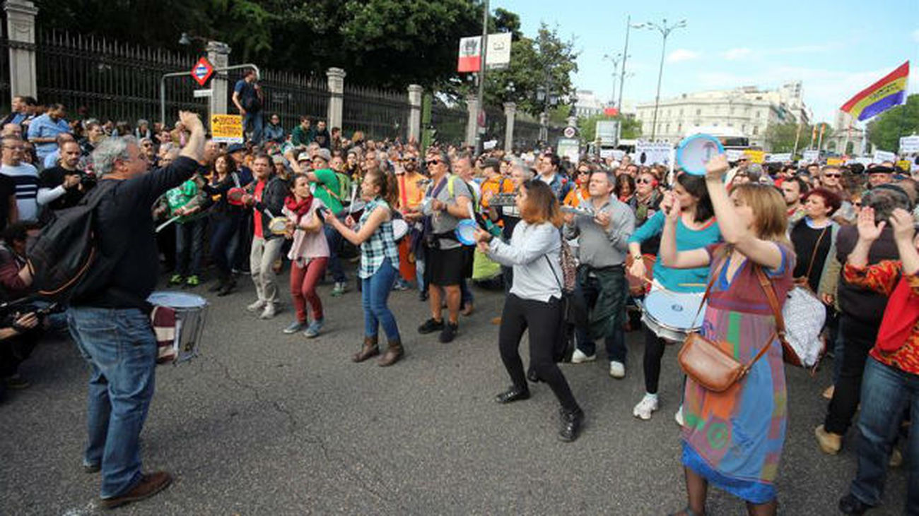 Miles de indignados vuelven a llenar la Puerta del Sol en el quinto aniversario del 15M