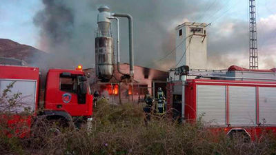 Un incendio arrasa por completo una fábrica de colchones en Yecla (Murcia)