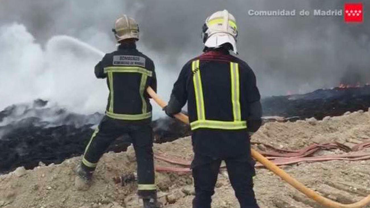 Los bomberos tardarán entre 10 y 15 días en extinguir el incendio de Seseña