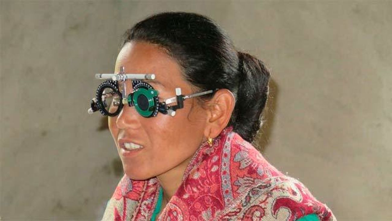 Optomestristas españoles cuidan la vista de la población del Himalaya