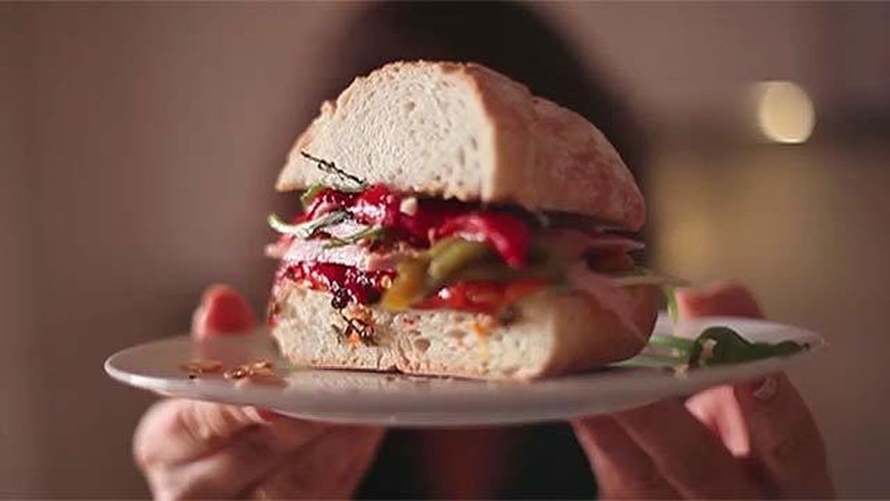 Sándwich de pimientos asados, lacón y queso