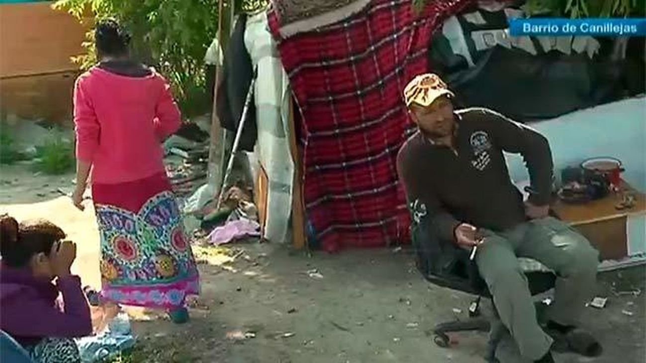 Varias familias rumanas llevan año y medio viviendo en un solar de Canillejas