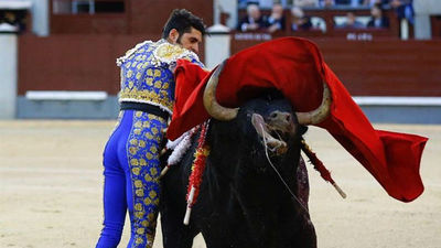 Talavante remonta con convicción una encrespada tarde de mansos y viento