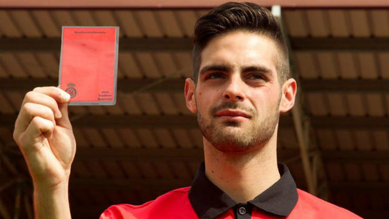 El árbitro insultado y vejado en un partido de fútbol por ser gay pide una ley contra la homofobia en el deporte