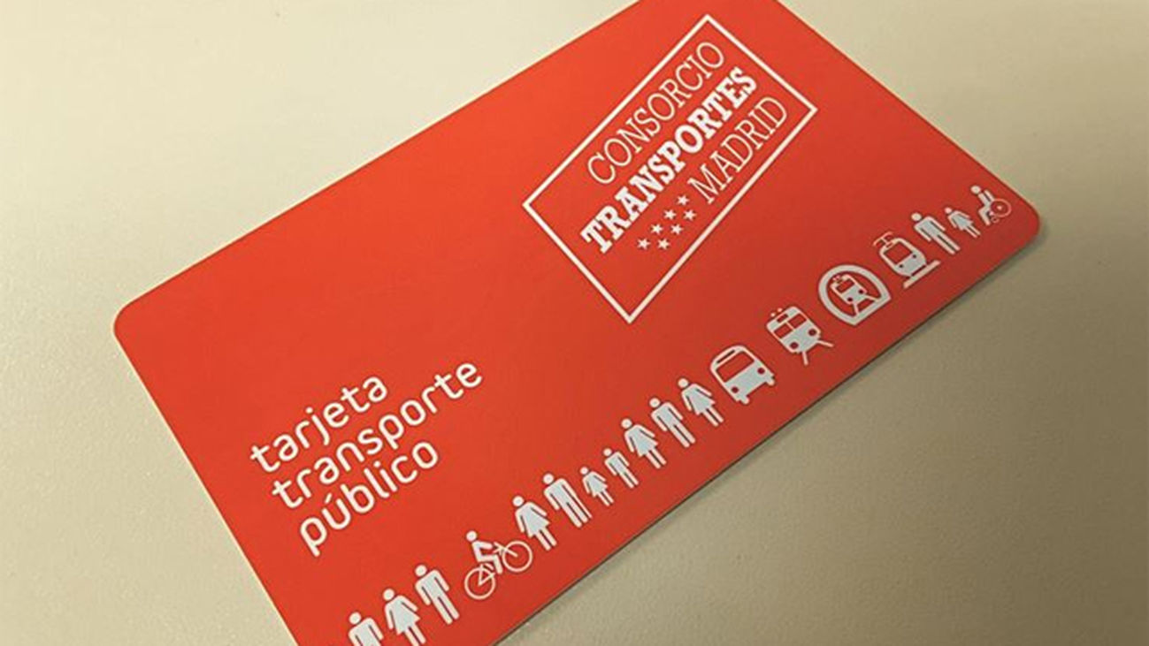 Los mayores de 65 años de la región pagarán desde hoy 6,30 euros por el abono transporte mensual