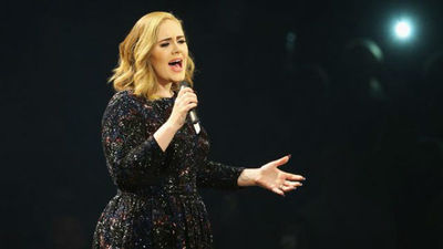 Adele conmueve con su música en Barcelona