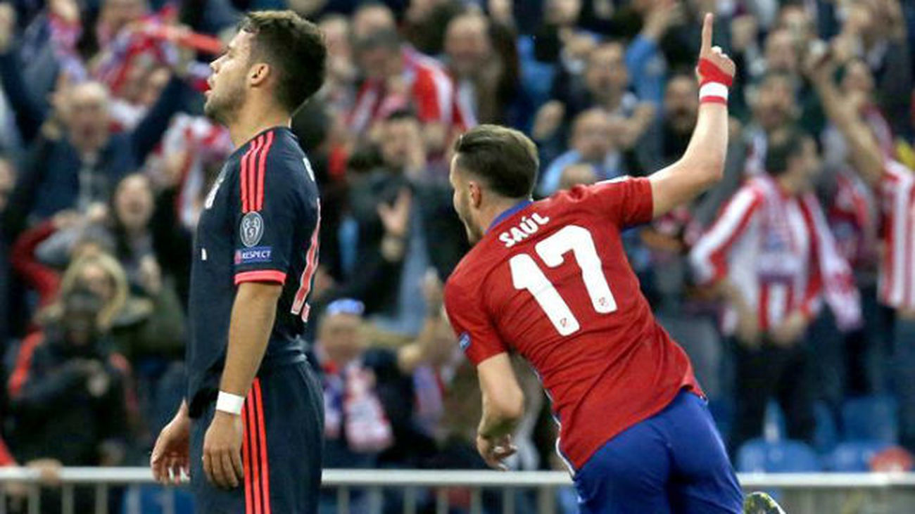 Saúl Ñíguez ante el Bayern Munich