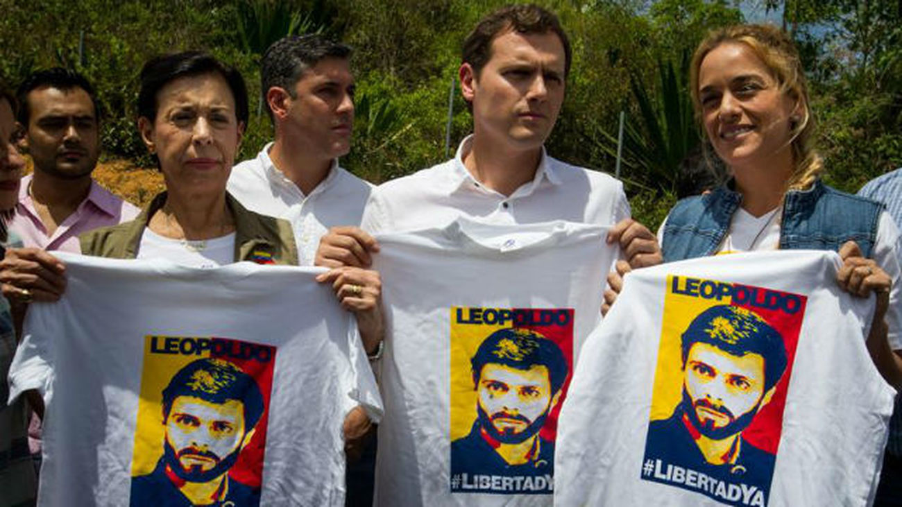 Albert Rivera posa sosteniendo camisetas con la imagen del dirigente opositor venezolano Leopoldo López acompañado por la madre