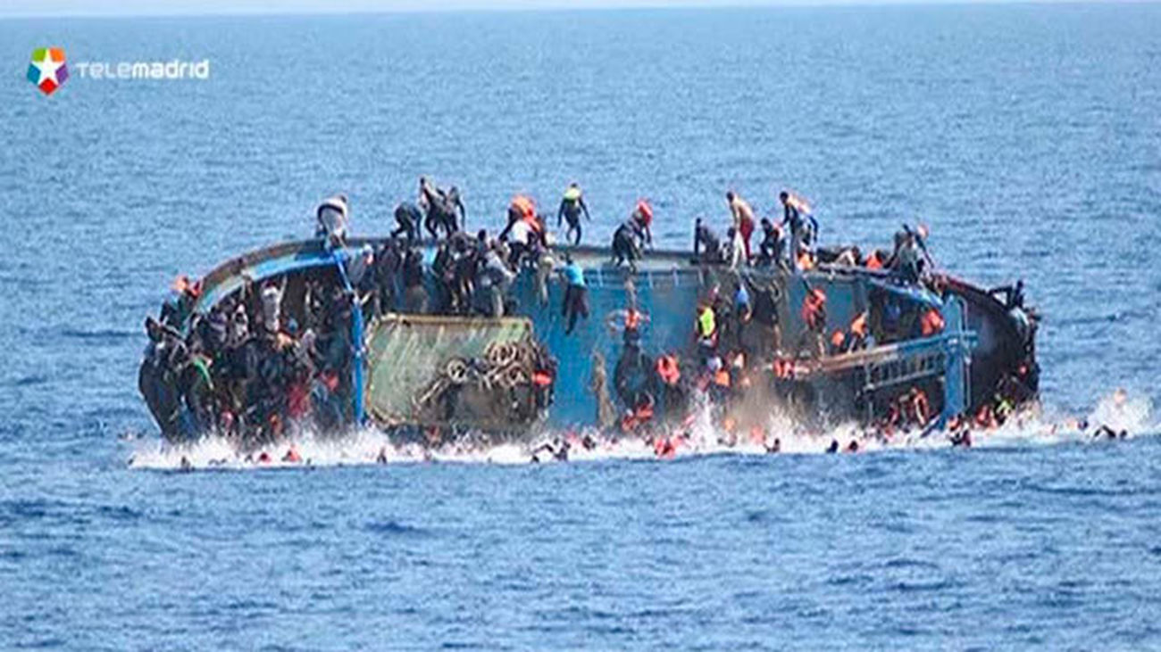 La barcaza con inmigrantes volcada