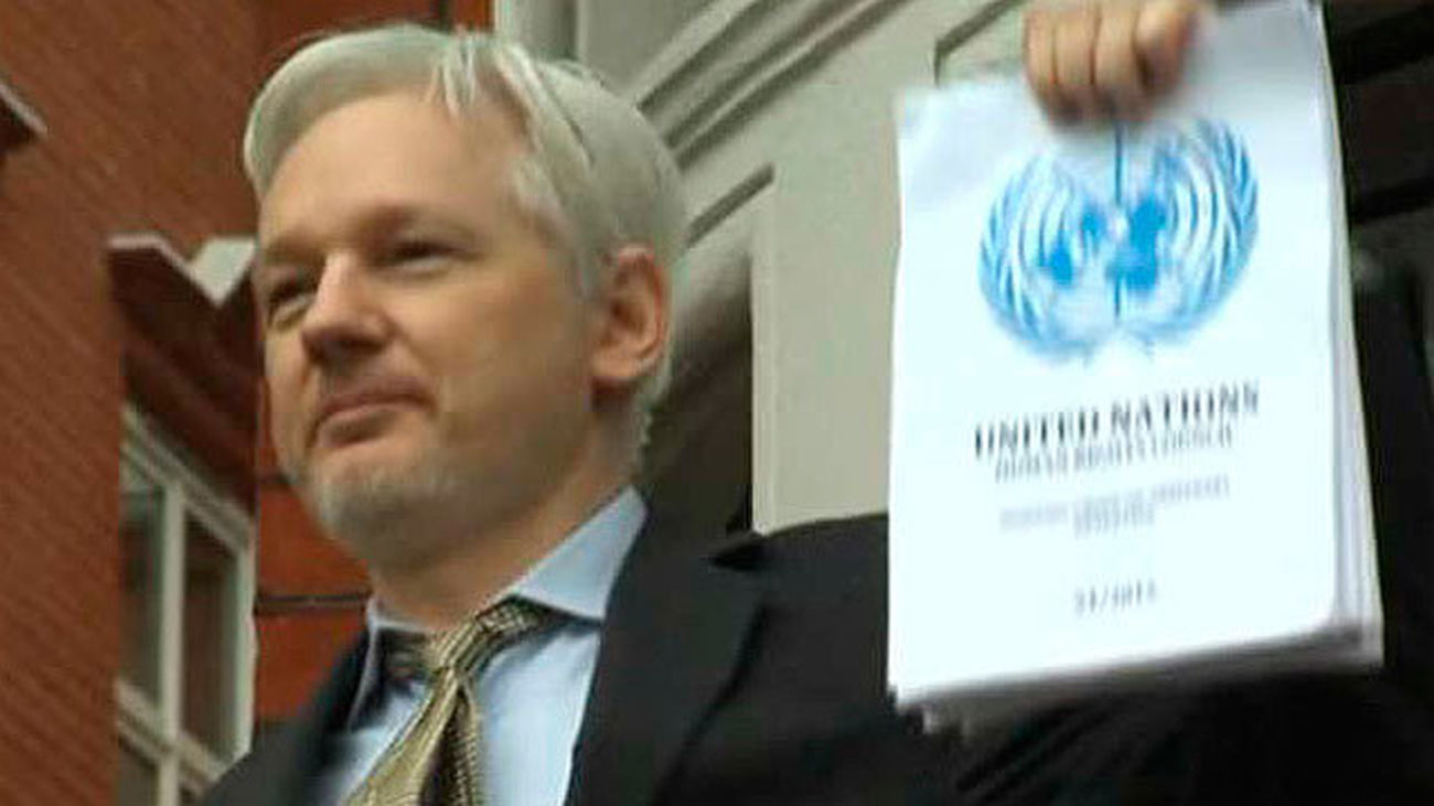 Assange: "Para cambiar hay que fragmentar el poder, no basta con convocar mayorías"