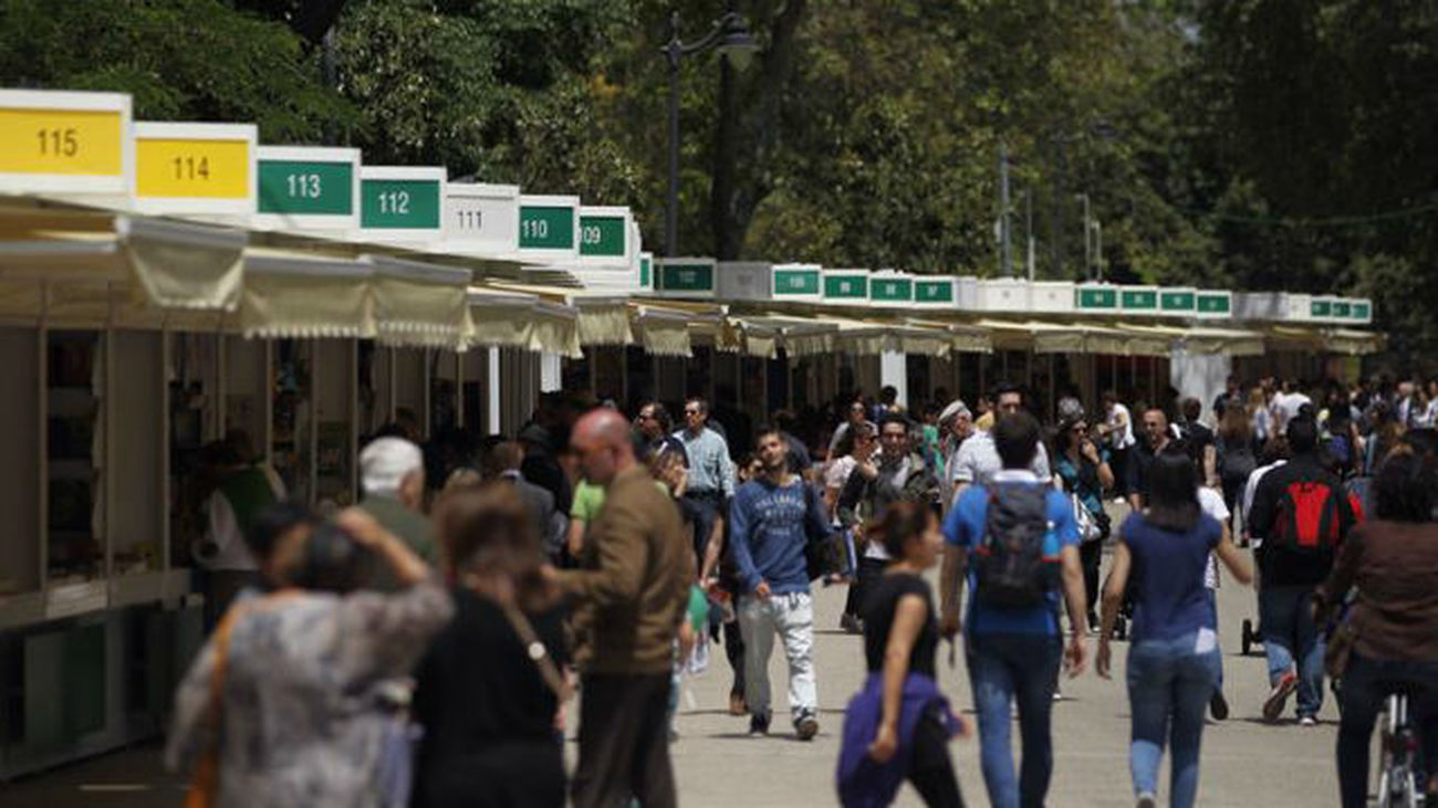 Cientos de personas visitan las casetas de la Feria del Libro