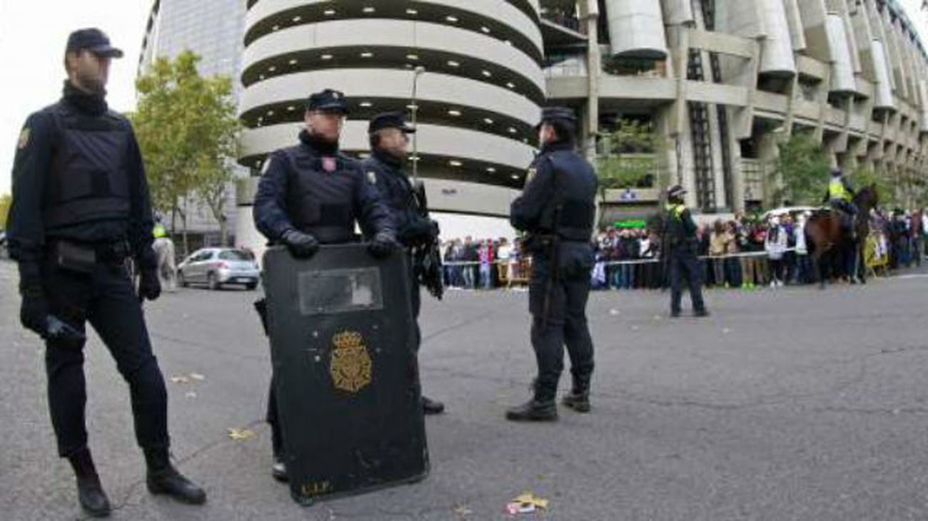 Policía en el Bernabéu