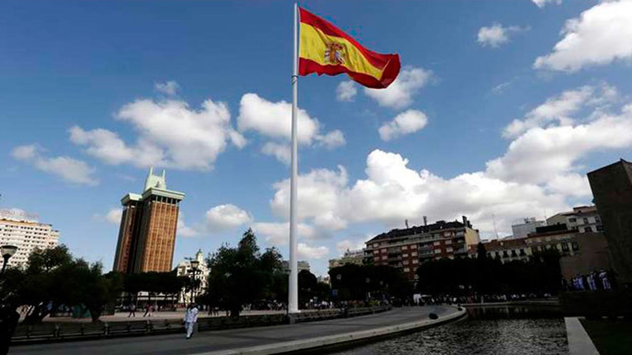 Izado de la bandera en la Plaza Colón
