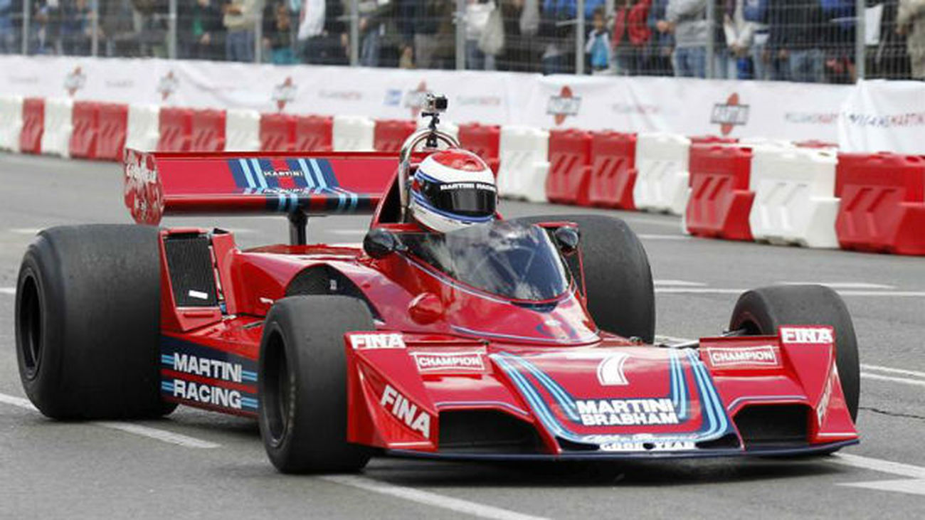 El piloto Manfredo Rossi conduce un Brabham BT45 durante la exhibición urbana de Fórmula Uno