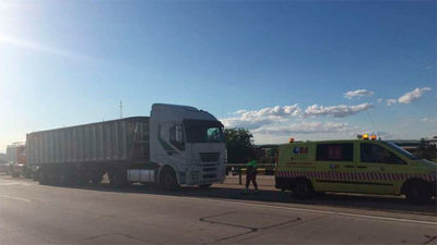 Una mujer muy grave al ser arrollada por un camión en la A-3