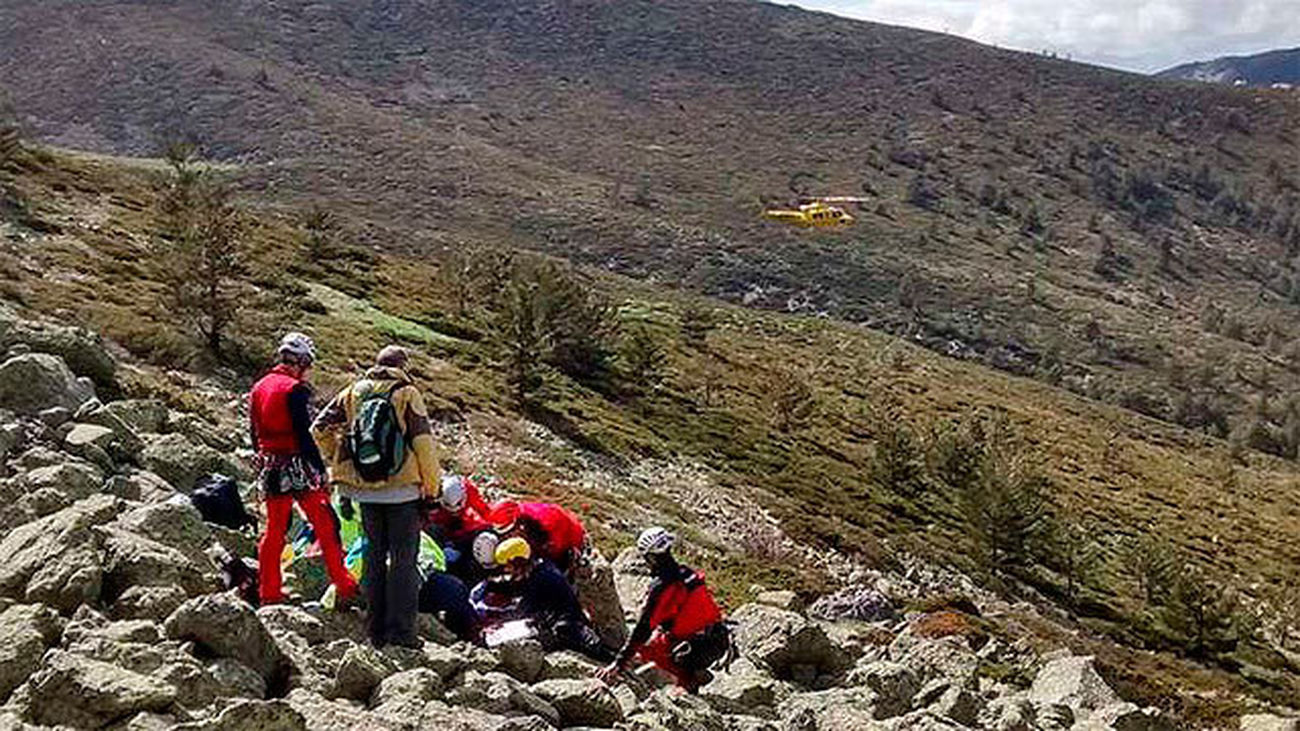 Miembros del GERA auxilian a la excursionista