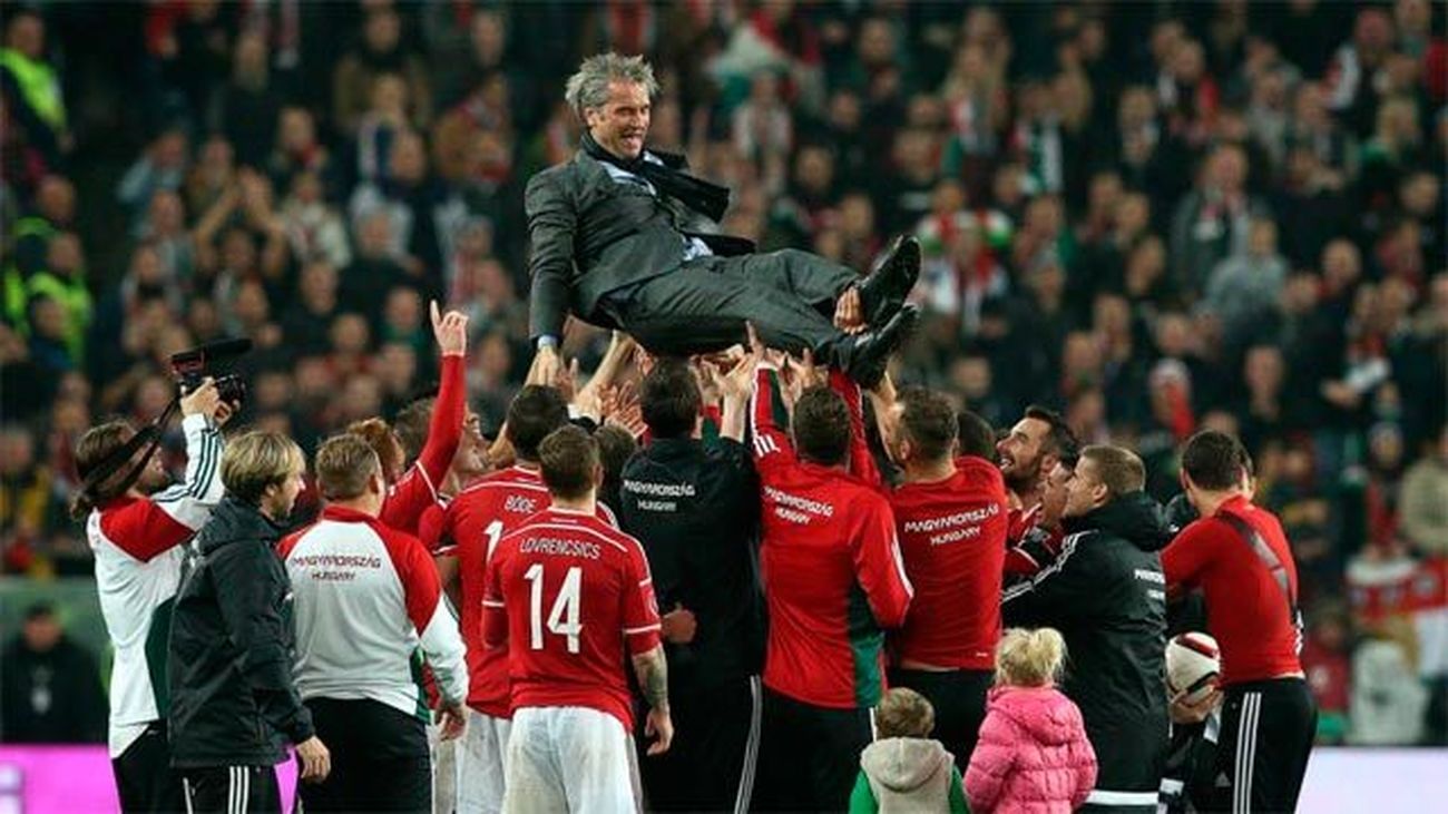 Los jugadores húngaros mantean a su técnico, Bernd Storck, tras conseguir el pase a la fase final de la Eurocopa de Francia
