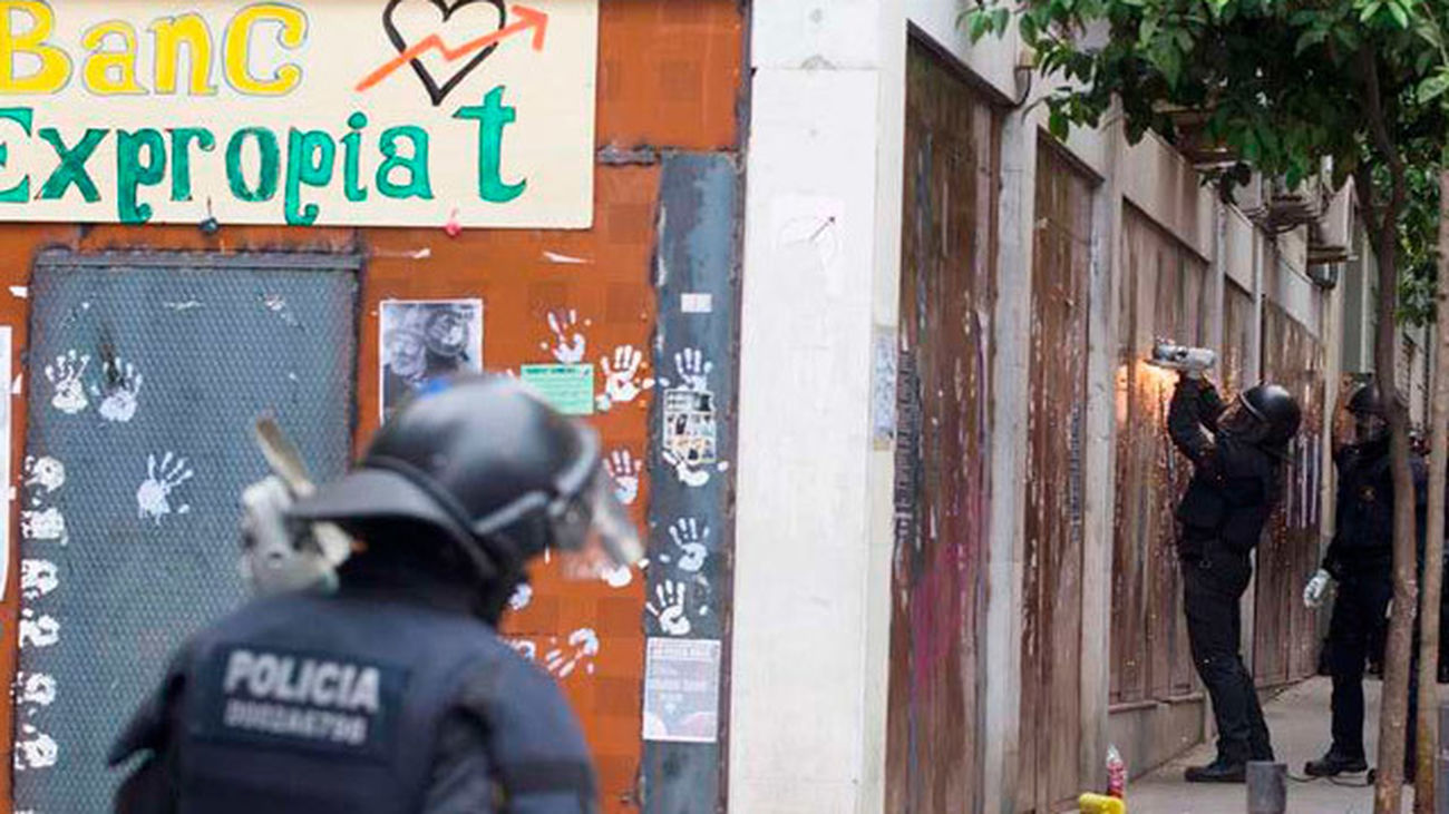 Los Mossos encuentran a cinco personas en el  local del 'Banc Expropiat' de Barcelona