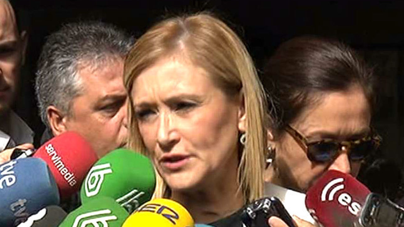 Cifuentes: "El afán de Sánchez de querer ser podemita le está haciendo irrelevante"