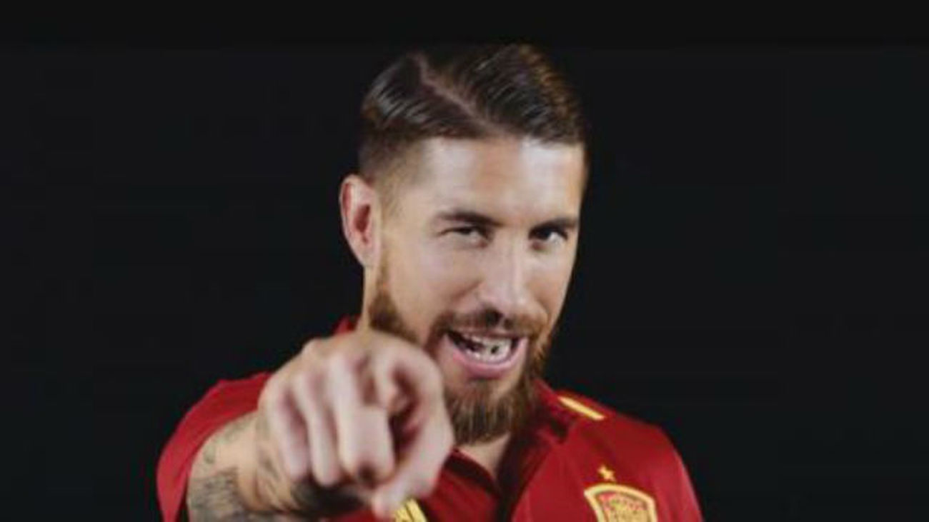 Sergio Ramos y Niña Pastori cantan el nuevo himno de 'La Roja'