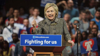 Clinton advierte de que los derechos de las mujeres corren peligro con Trump