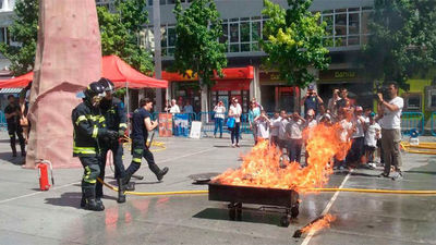 Los bomberos enseñan a tomar medidas en caso de emergencia o incendio
