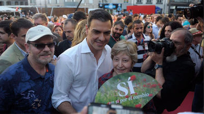 Pedro Sánchez se mete hasta la cocina para pedir el voto