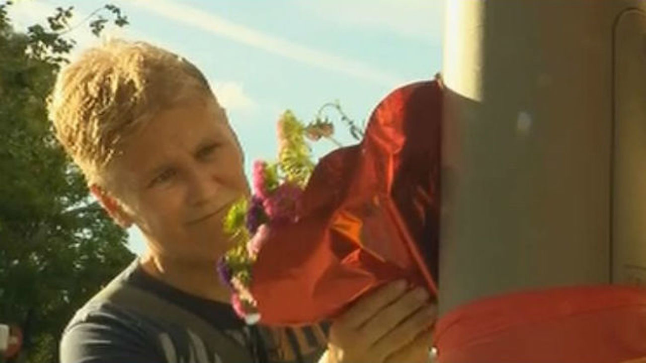 El Colectivo LGTB muestra su repulsa por la matanza ante la Embajada de EEUU en Madrid