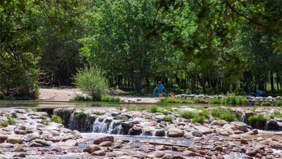 La región dispone de cuatro zonas naturales aptas para el baño