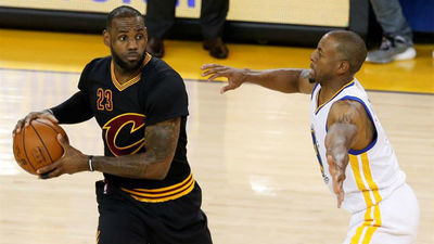 Los Cavs aplastan a los Warriors y siguen vivos en la final de la NBA