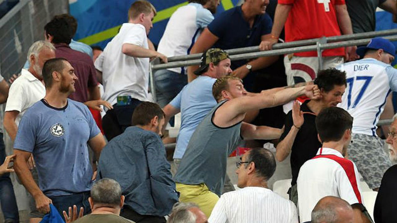 La UEFA descalifica a Rusia pero lo deja en suspenso si no hay más violencia