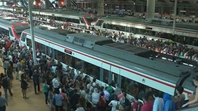 La confluencia de paros en Metro y Cercanías, prueba de paciencia para los madrileños