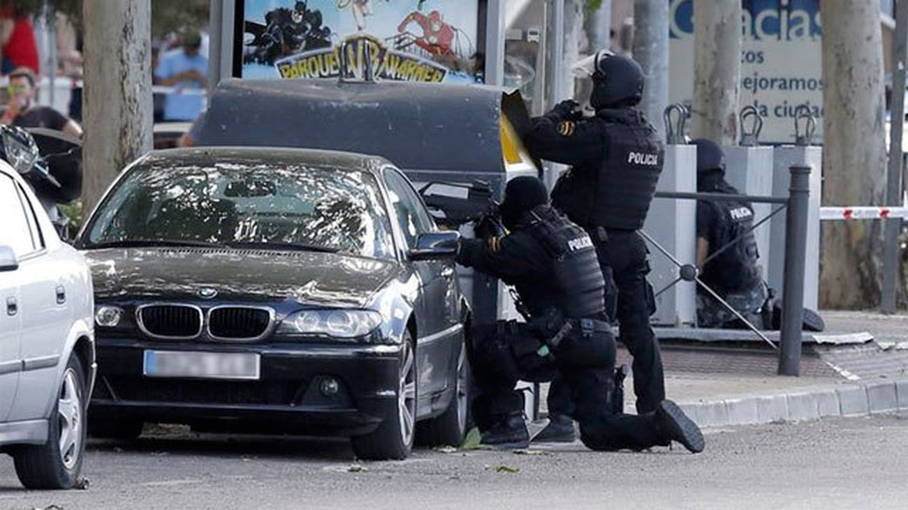 Un policía se atrinchera en un restaurante de Alcobendas y amenaza con matarse