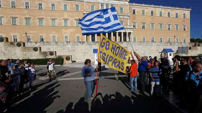 Miles de personas piden en Atenas la dimisión del Gobierno de Tsipras