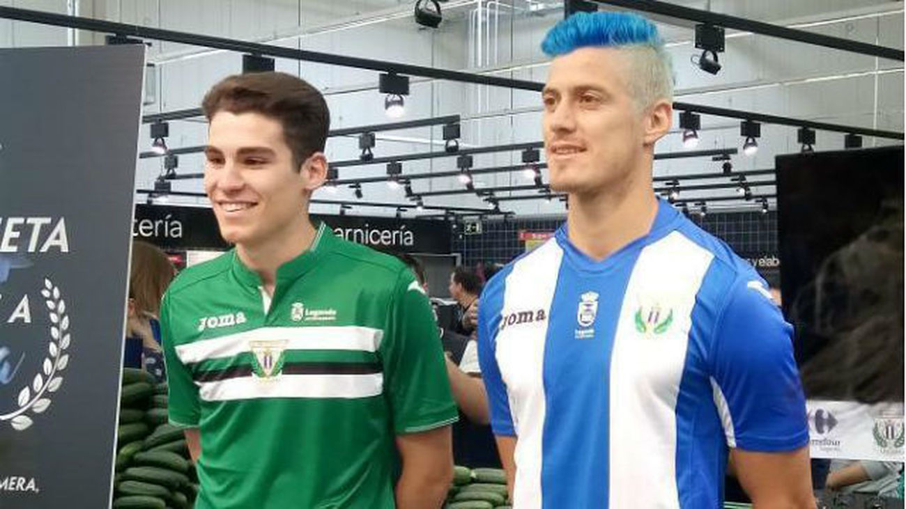 El Leganés presenta su nueva camiseta con olor a césped