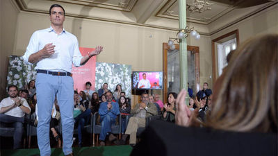 Pedro Sánchez improvisa un mitin en la calle en Pontevedra