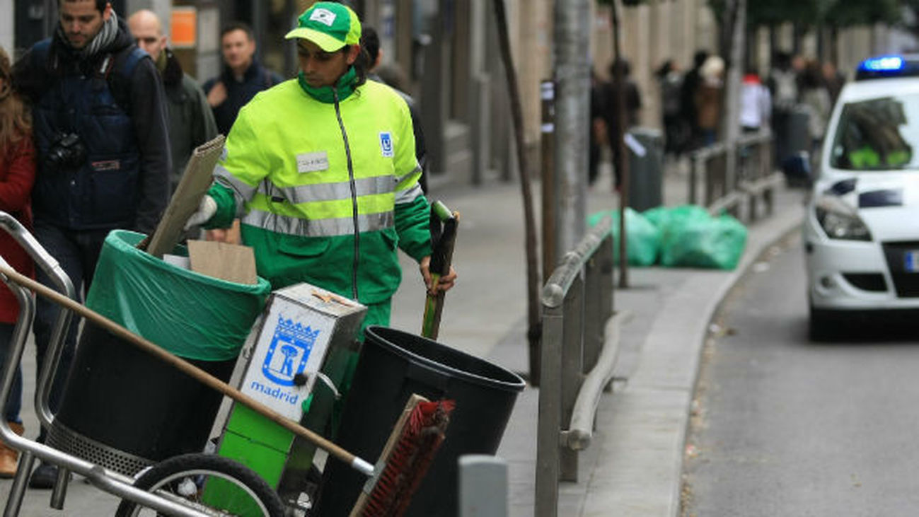 Los barrenderos de Madrid anuncian una huelga desde el día 16 por la mejora salarial
