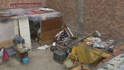 Denuncian acumulación de chatarra en un solar ocupado de Retiro