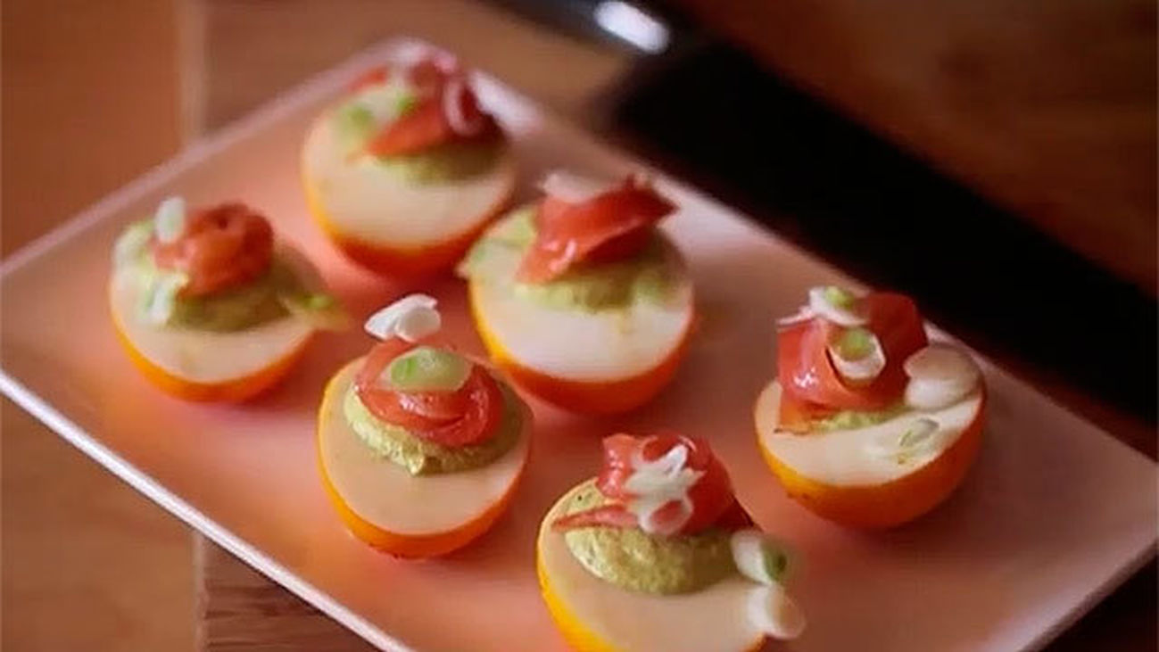 Huevos rellenos de salmón y eneldo