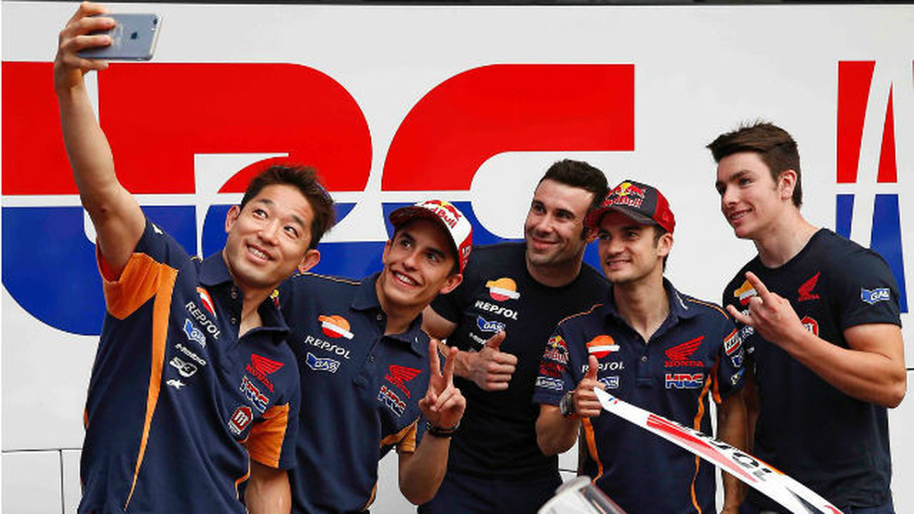 Selfie de Marc Márquez y Pedrsa con el equipo Honda