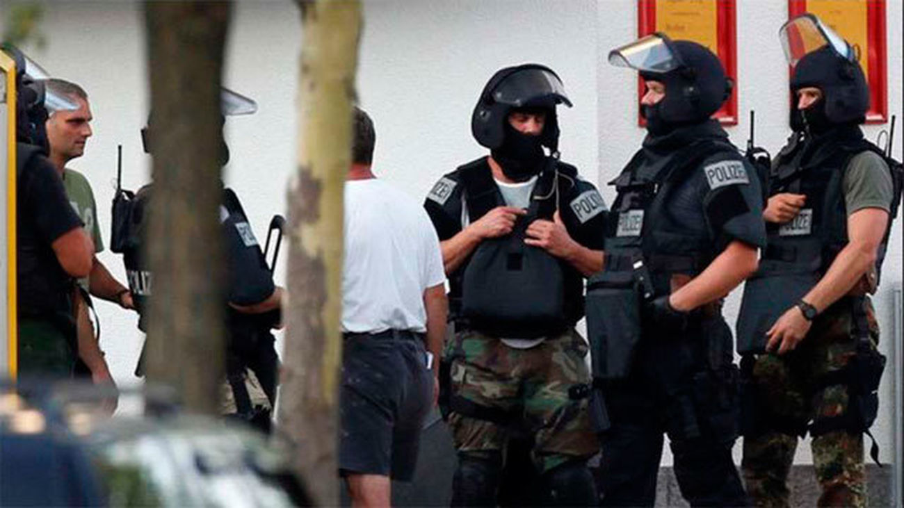 Agentes de la Policia alemana en el exterior