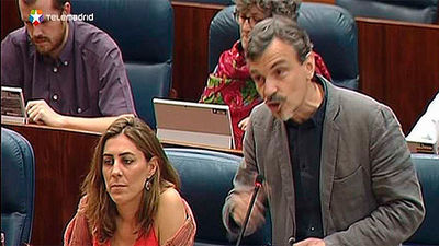 Cifuentes defiende su modelo de contratación ante las críticas de Podemos