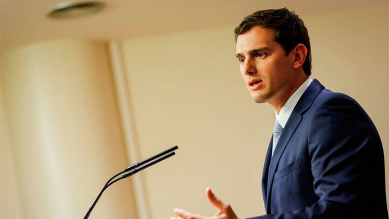 Rivera habla con Rajoy y Sánchez y les emplaza a una mesa de negociación