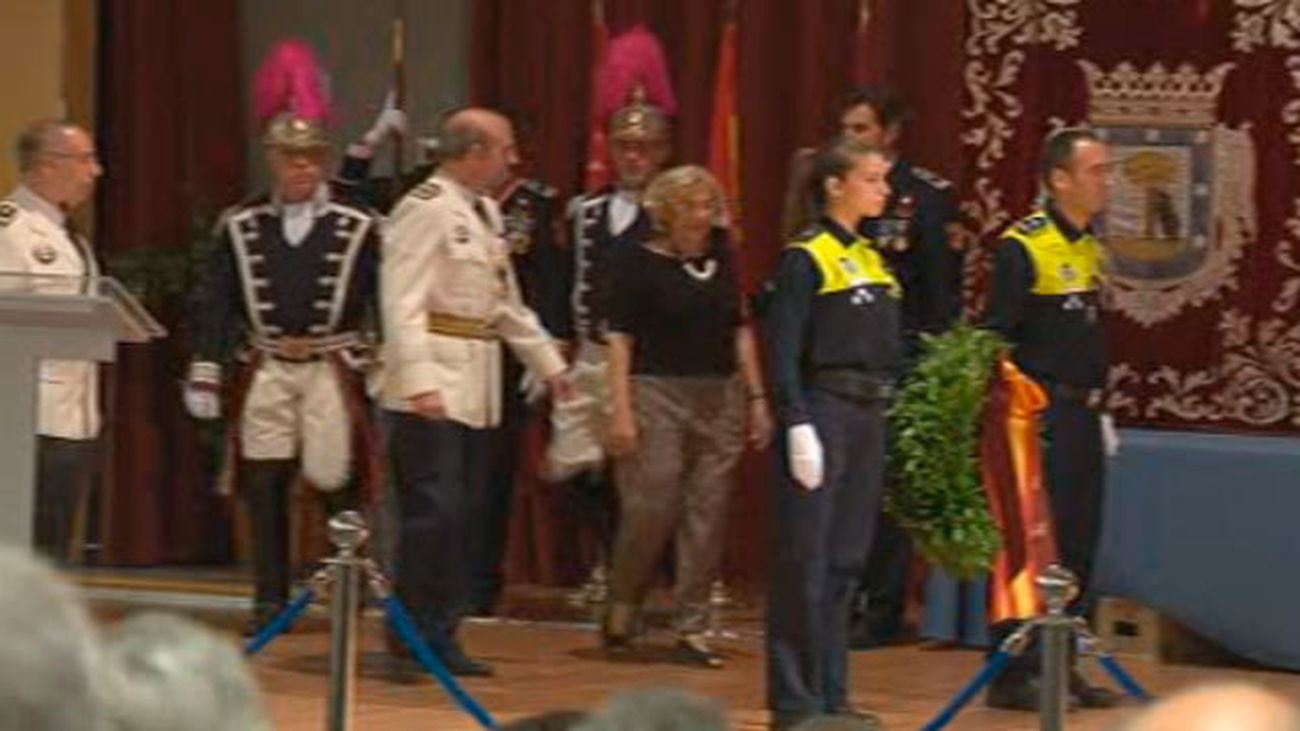 Carmena, "dispuesta a escuchar" a los policías para recibir "críticas y elogios"