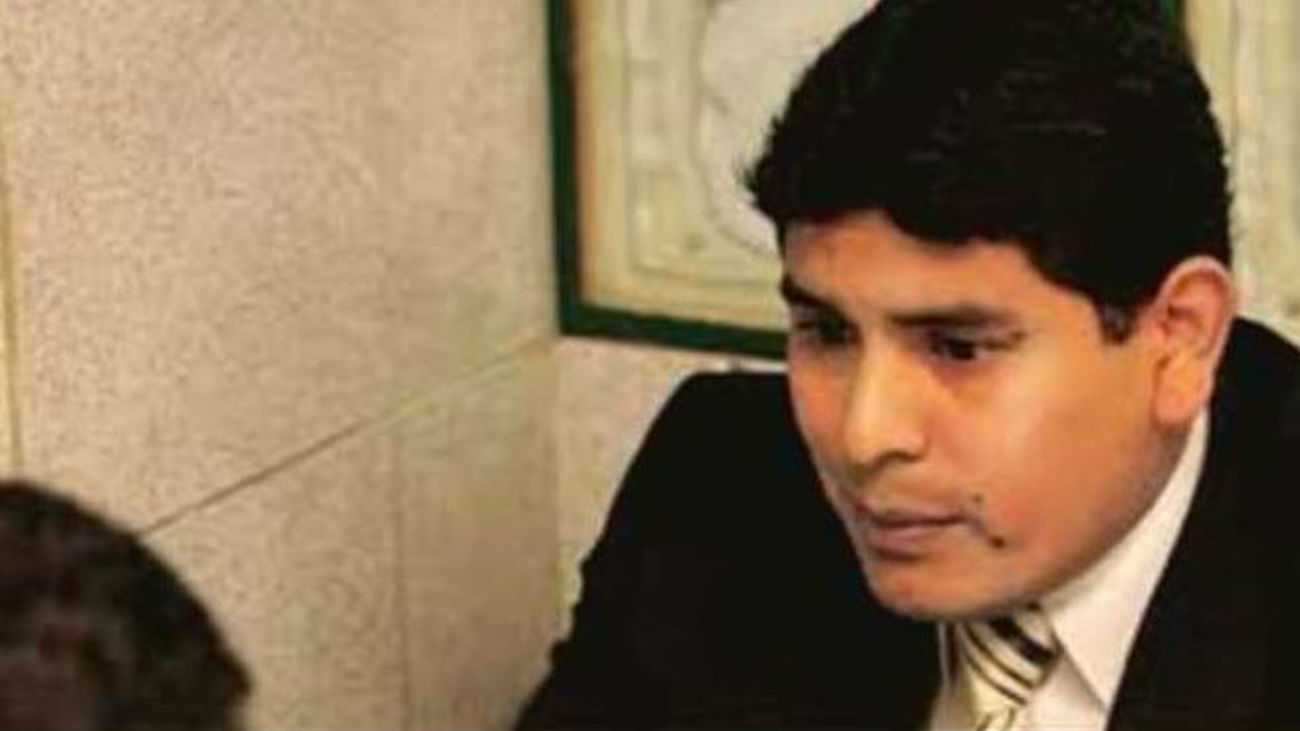 La policía busca al "hombre raro" que entró al despacho del triple crimen